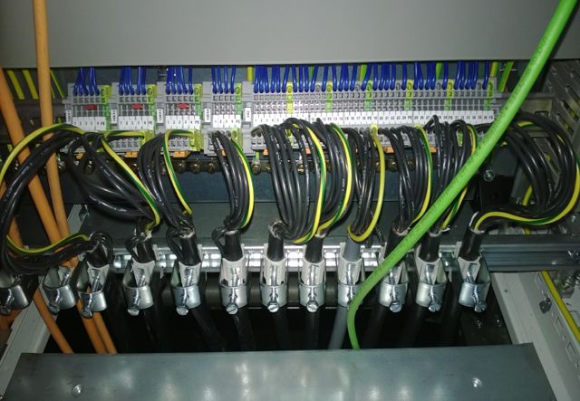 出現(xiàn)端子及電纜抱箍