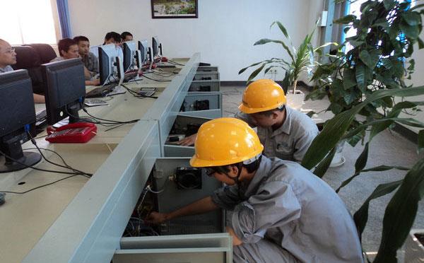 昌暉儀表工程師在進行DCS系統接地施工 昌暉儀表工程師在進行DCS系統接地施工