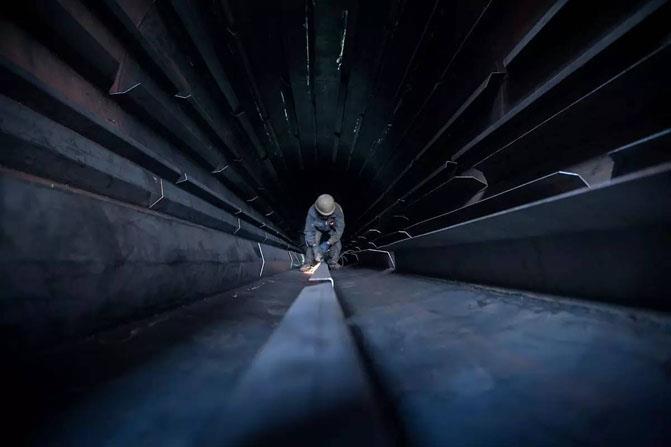 管道井中施工的儀表工人 管道井中施工的儀表工人