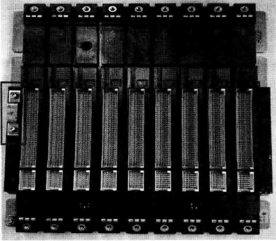 S7-400 PLC安裝底板上的金屬短接片 S7-400 PLC安裝底板上的金屬短接片