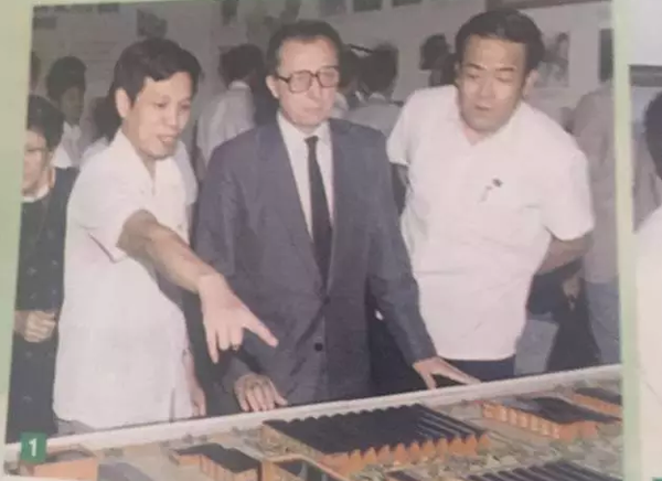 歐共體主席雅克·德洛爾訪問(wèn)西安儀表廠