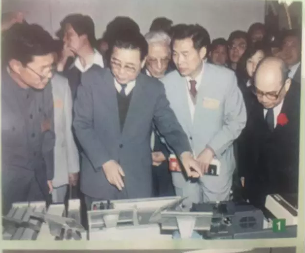 李鵬委員長(zhǎng)參觀西安儀表廠產(chǎn)品
