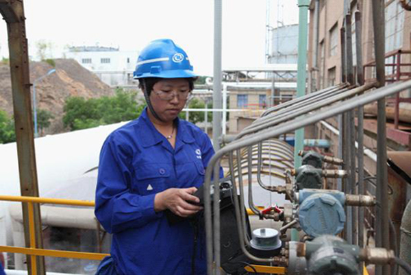 在現(xiàn)場檢修的儀表人 在現(xiàn)場檢修的儀表人