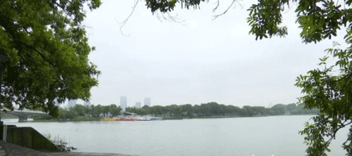 平穩如常的玄武湖水面和堤岸 平穩如常的玄武湖水面和堤岸