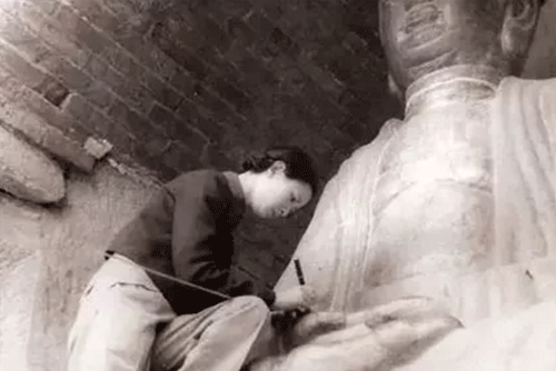 林徽因在測(cè)繪佛像 林徽因在測(cè)繪佛像