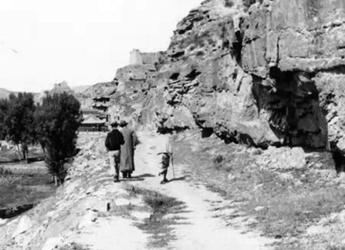 梁思成一行徒步山間 梁思成一行徒步山間