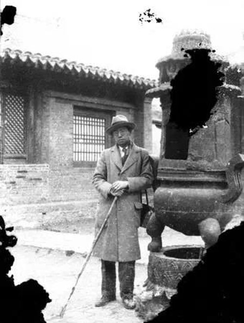 梁思成在古建筑院內(nèi) 梁思成在古建筑院內(nèi)