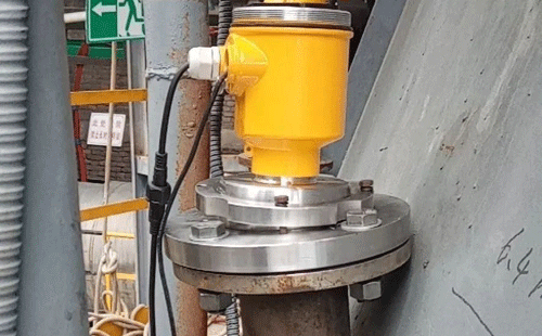 安裝在氫氧化鎂蓄水罐上的80G雷達(dá)物位計(jì) 安裝在氫氧化鎂蓄水罐上的80G雷達(dá)物位計(jì)