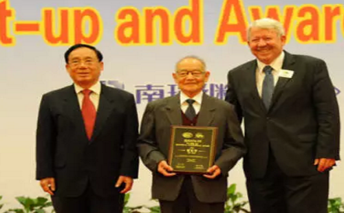 2010年賀家李先生獲首屆顧毓秀電機(jī)工程獎(jiǎng) 2010年賀家李先生獲首屆顧毓秀電機(jī)工程獎(jiǎng)