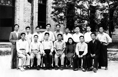 星旦在國立師范學院讀三年級時參加學生自治會主辦的員生供應社 星旦在國立師范學院讀三年級時參加學生自治會主辦的員生供應社