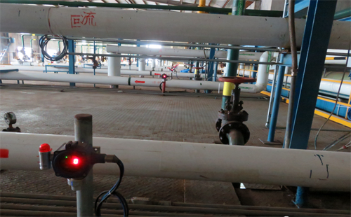 上圖鋼板平臺下面是氯氣儲罐 上圖鋼板平臺下面是氯氣儲罐