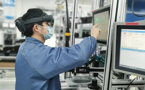 蘇州生產廠技術人員佩戴HoloLens 2 調試 蘇州生產廠技術人員佩戴HoloLens 2 調試