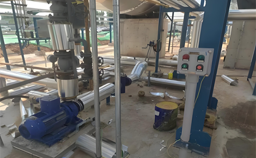 主火炬分液罐凝液泵現(xiàn)場圖 主火炬分液罐凝液泵現(xiàn)場圖