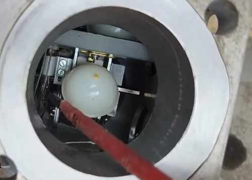 圖中可見上層浮球的掠影、下層浮球、左側(cè)的重瓦斯干簧節(jié)點(diǎn)及被浮球擋住的擋板 圖中可見上層浮球的掠影、下層浮球、左側(cè)的重瓦斯干簧節(jié)點(diǎn)及被浮球擋住的擋板